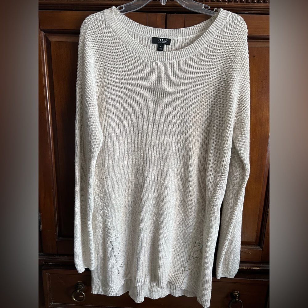💛🤍EUC- A.N.A WHITE SWEATER WITH LIGHT GOLD SPARKLE SZ L💛🤍